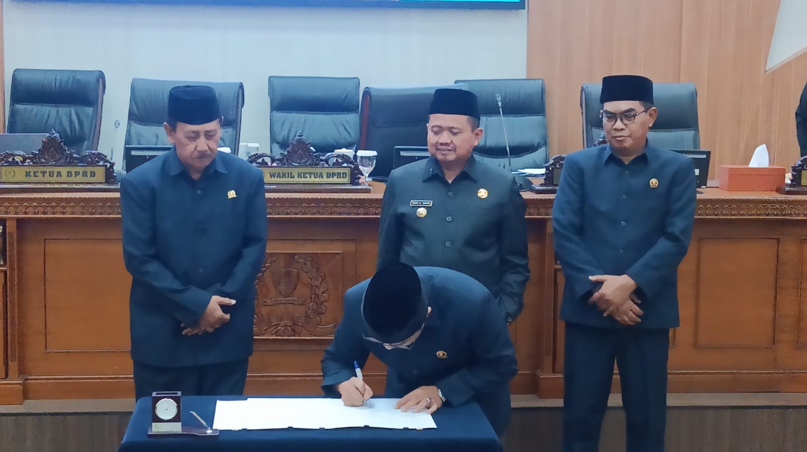 DPRD SUMEDANG SAHKAN 2 RAPERDA